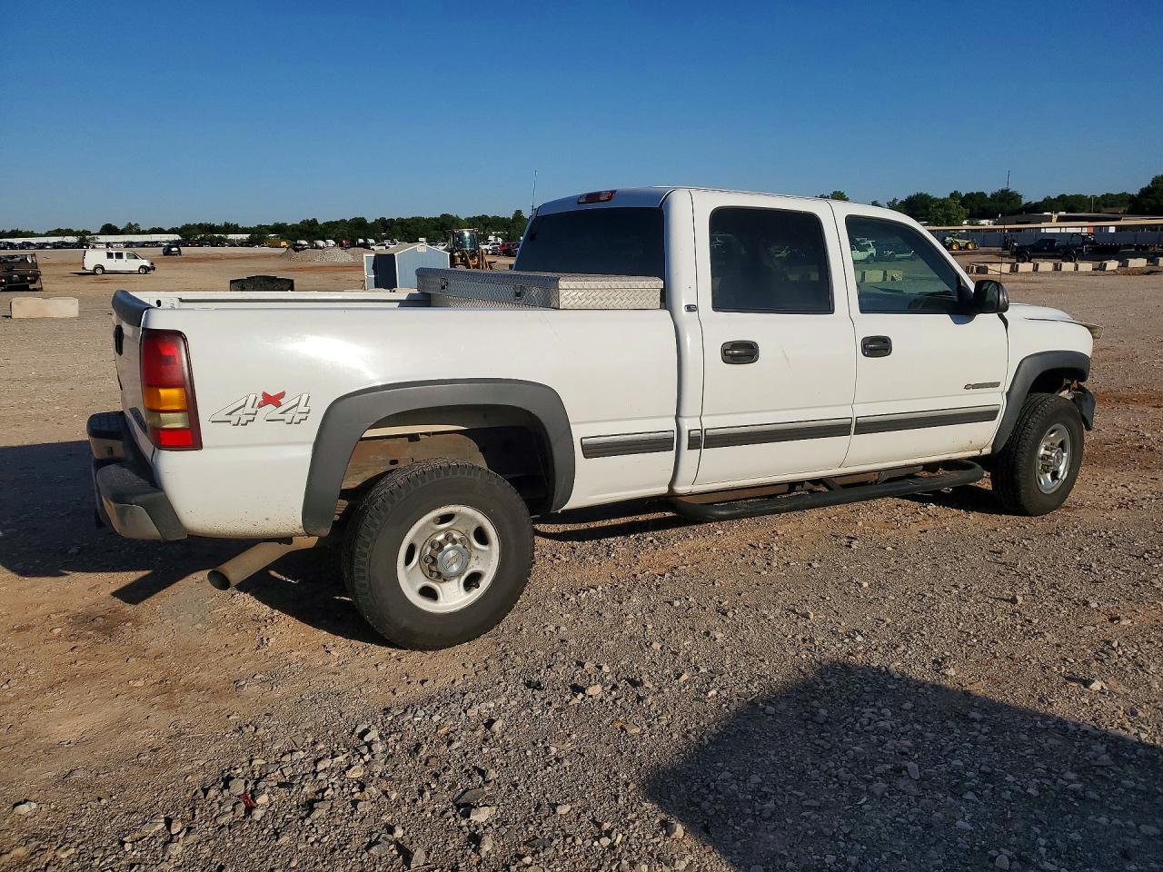 2001 Chevrolet Silverado K2500 Heavy Duty White vin: 1GCHK23UX1F197345
