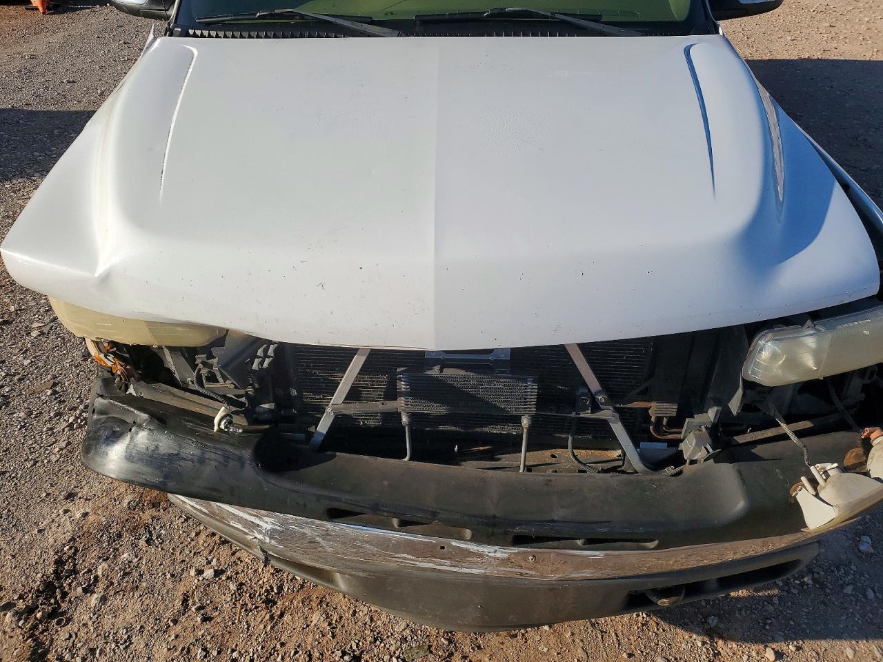 2001 Chevrolet Silverado K2500 Heavy Duty White vin: 1GCHK23UX1F197345