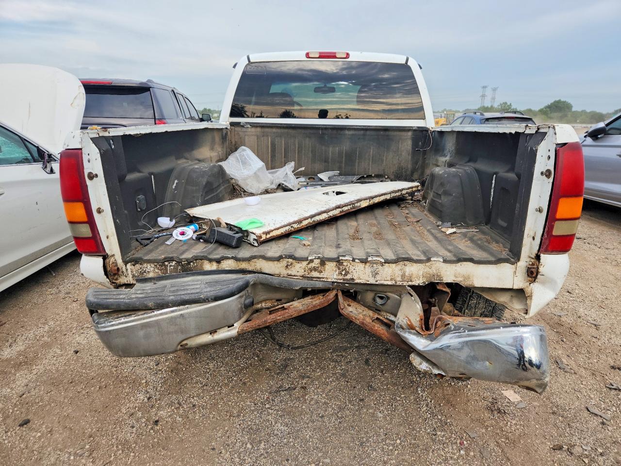 2002 Chevrolet Silverado K2500 Heavy Duty White vin: 1GCHK29162E193880
