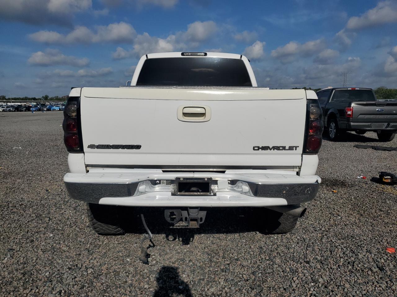 2005 Chevrolet Silverado K2500 Heavy Duty White vin: 1GCHK29265E290364