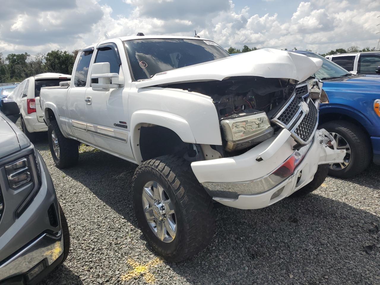 2005 Chevrolet Silverado K2500 Heavy Duty White vin: 1GCHK29265E290364