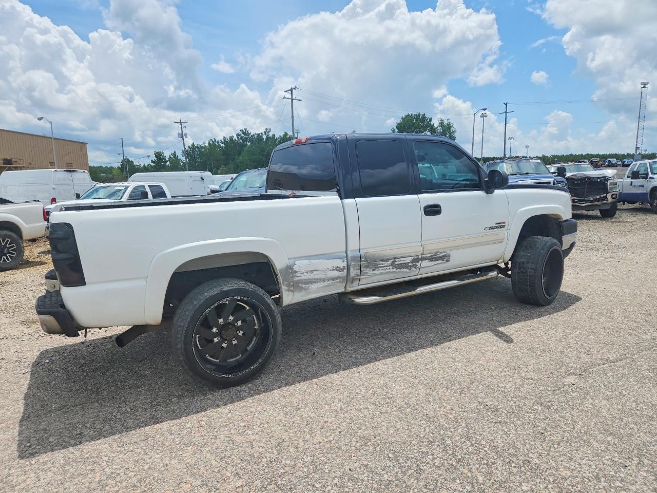 2005 Chevrolet Silverado K2500 Heavy Duty White vin: 1GCHK29275E343718