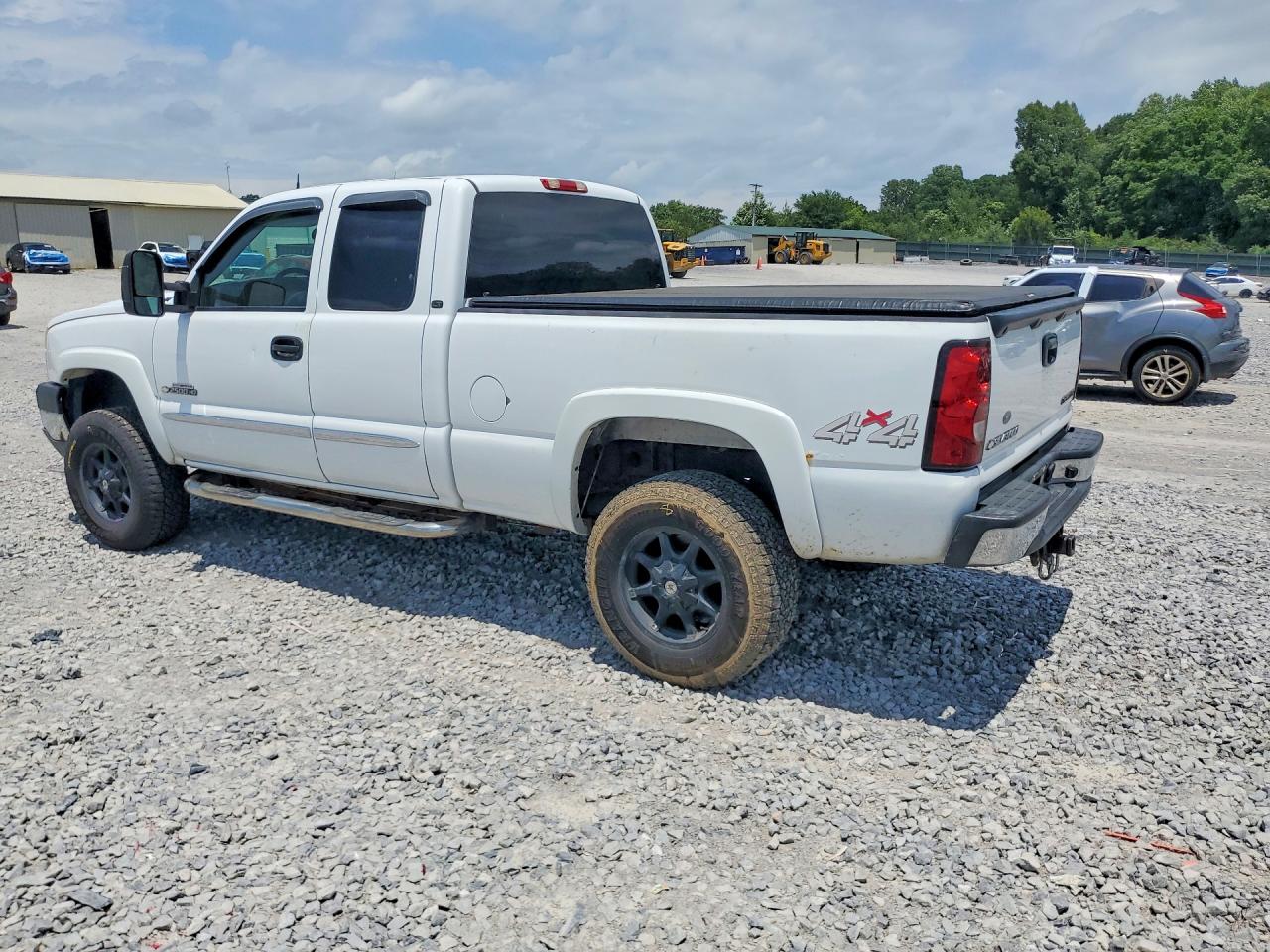 2005 Chevrolet Silverado K2500 Heavy Duty White vin: 1GCHK29G85E174580