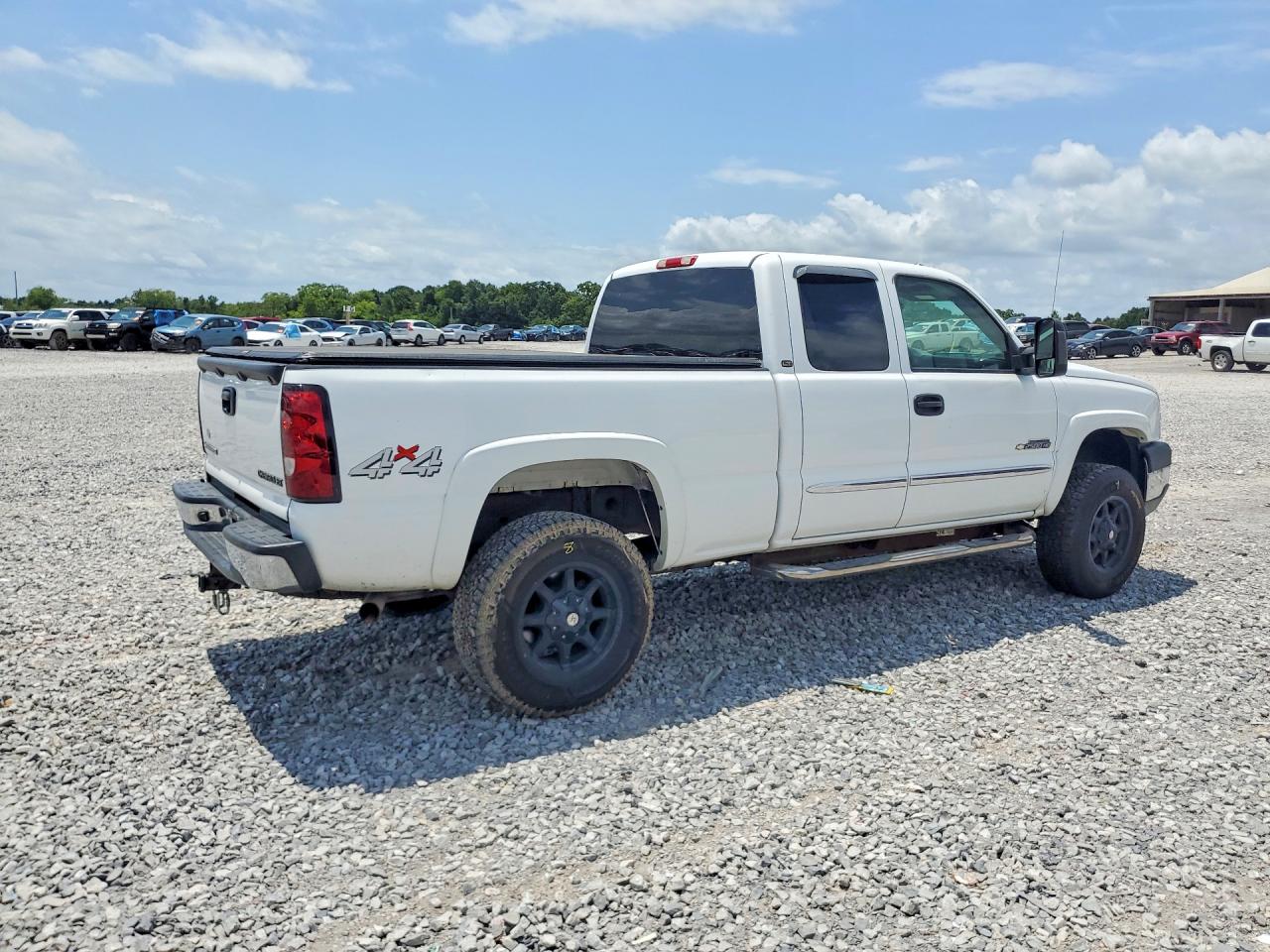 2005 Chevrolet Silverado K2500 Heavy Duty White vin: 1GCHK29G85E174580