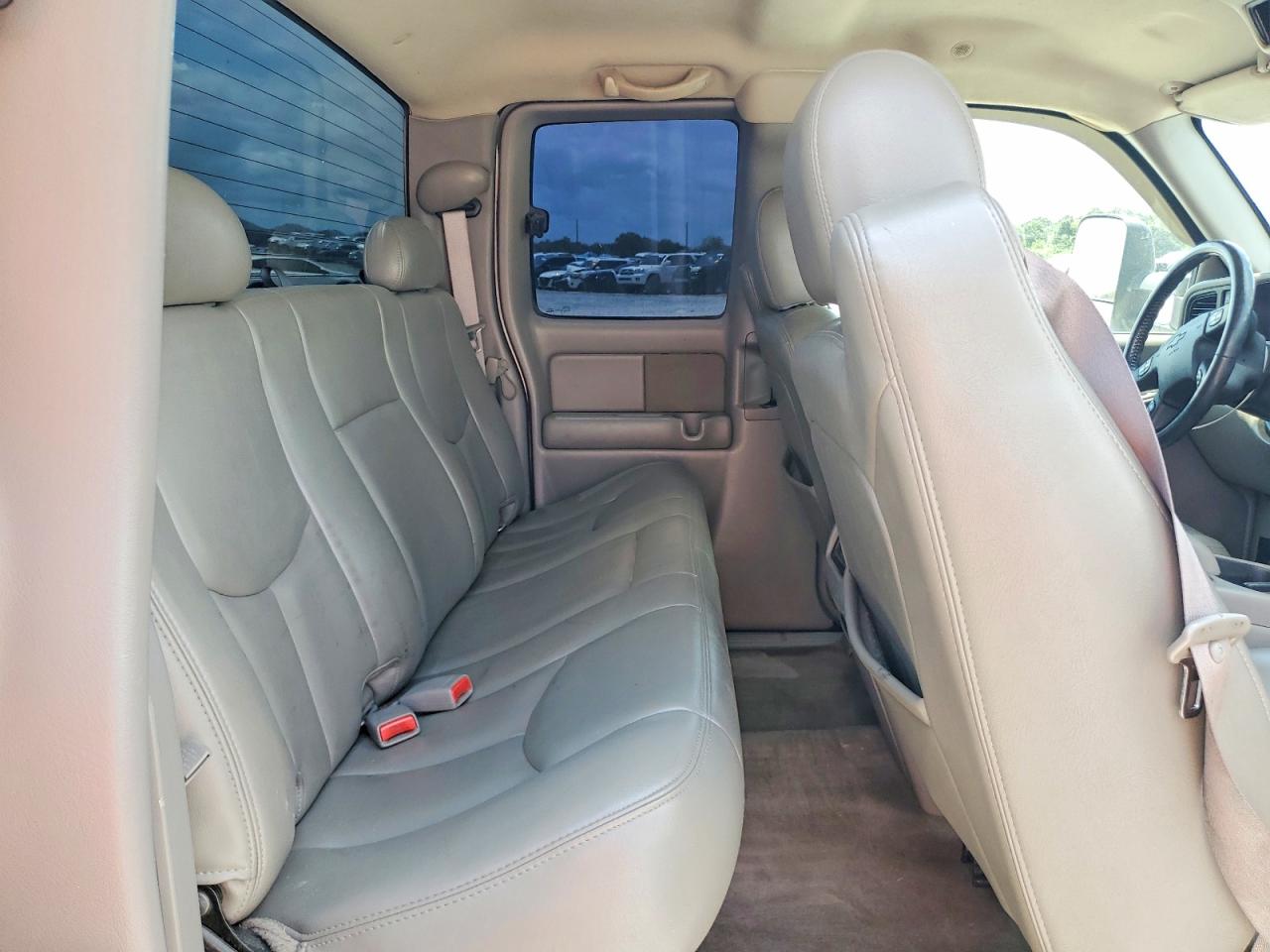 2005 Chevrolet Silverado K2500 Heavy Duty White vin: 1GCHK29G85E174580