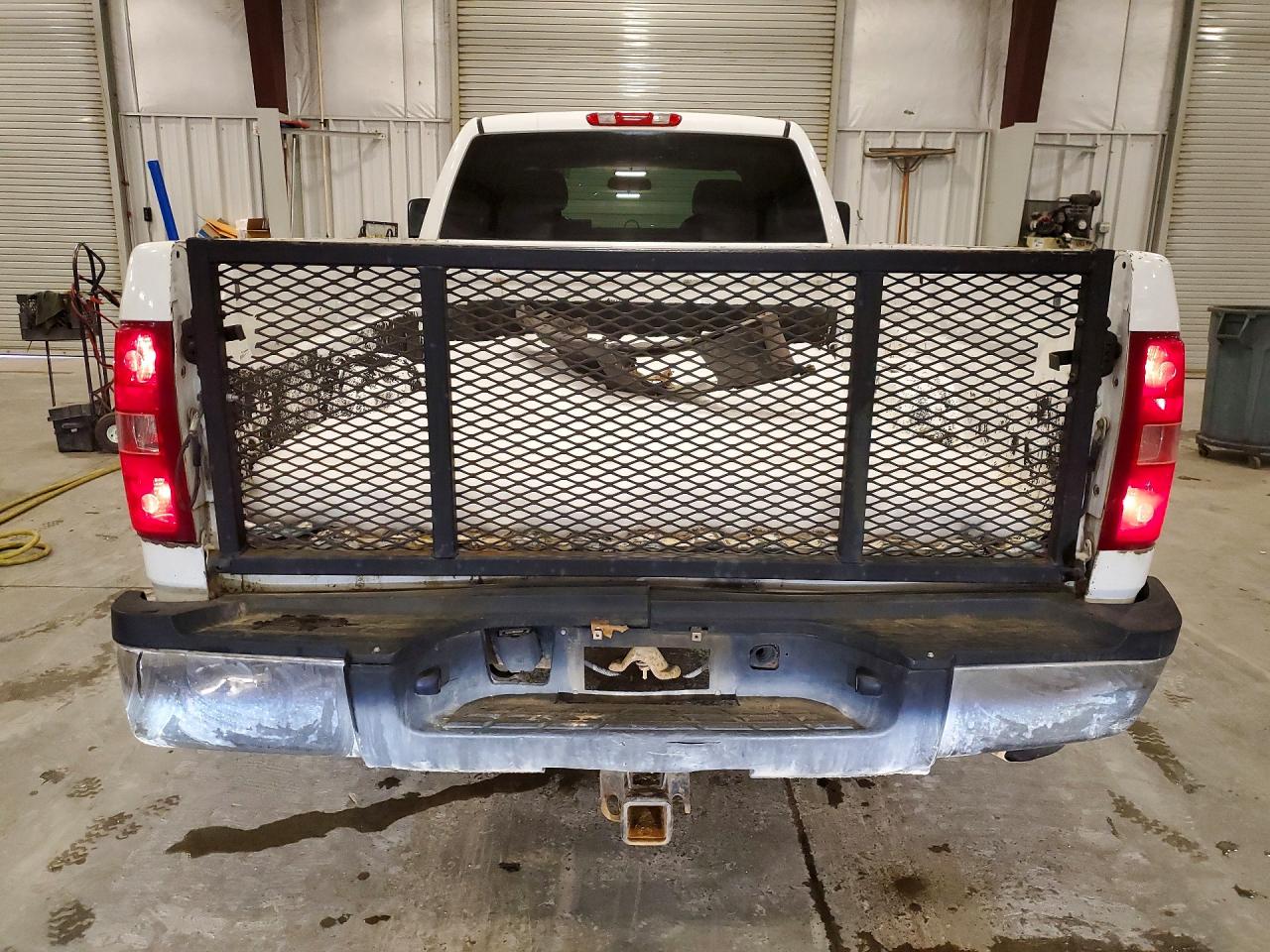 2007 Chevrolet Silverado K2500 Heavy Duty White vin: 1GCHK29K07E603542