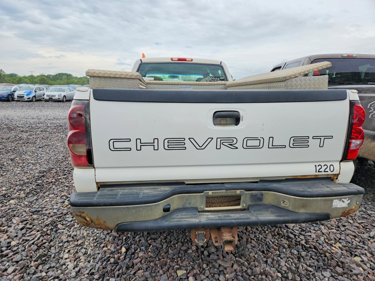 2005 Chevrolet Silverado K2500 Heavy Duty White vin: 1GCHK29U55E212692
