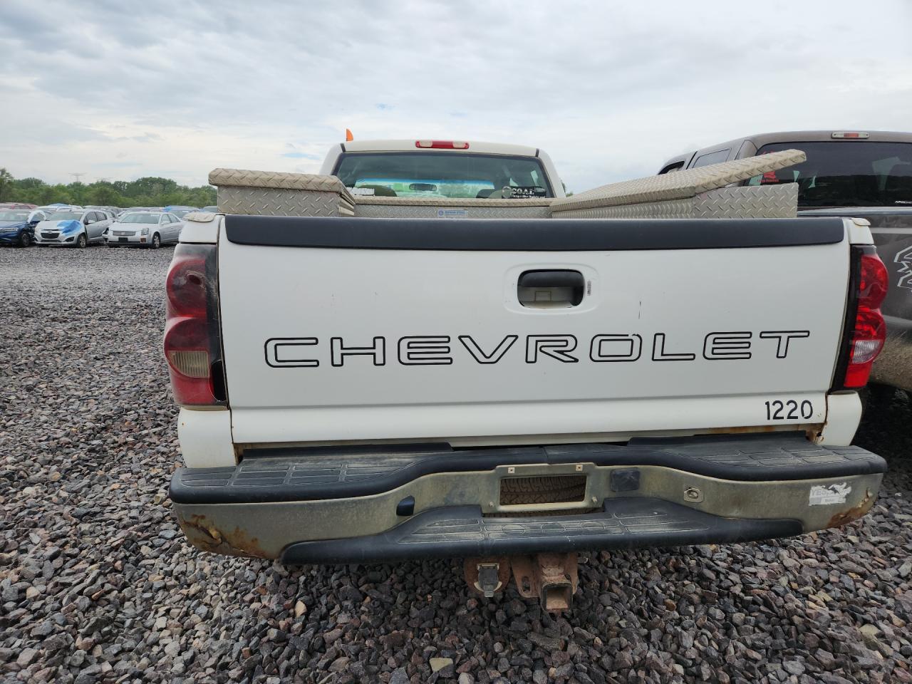 2005 Chevrolet Silverado K2500 Heavy Duty White vin: 1GCHK29U55E212692 Damage: Tailgate, Heavy Scratch, 1 To 2 Inches