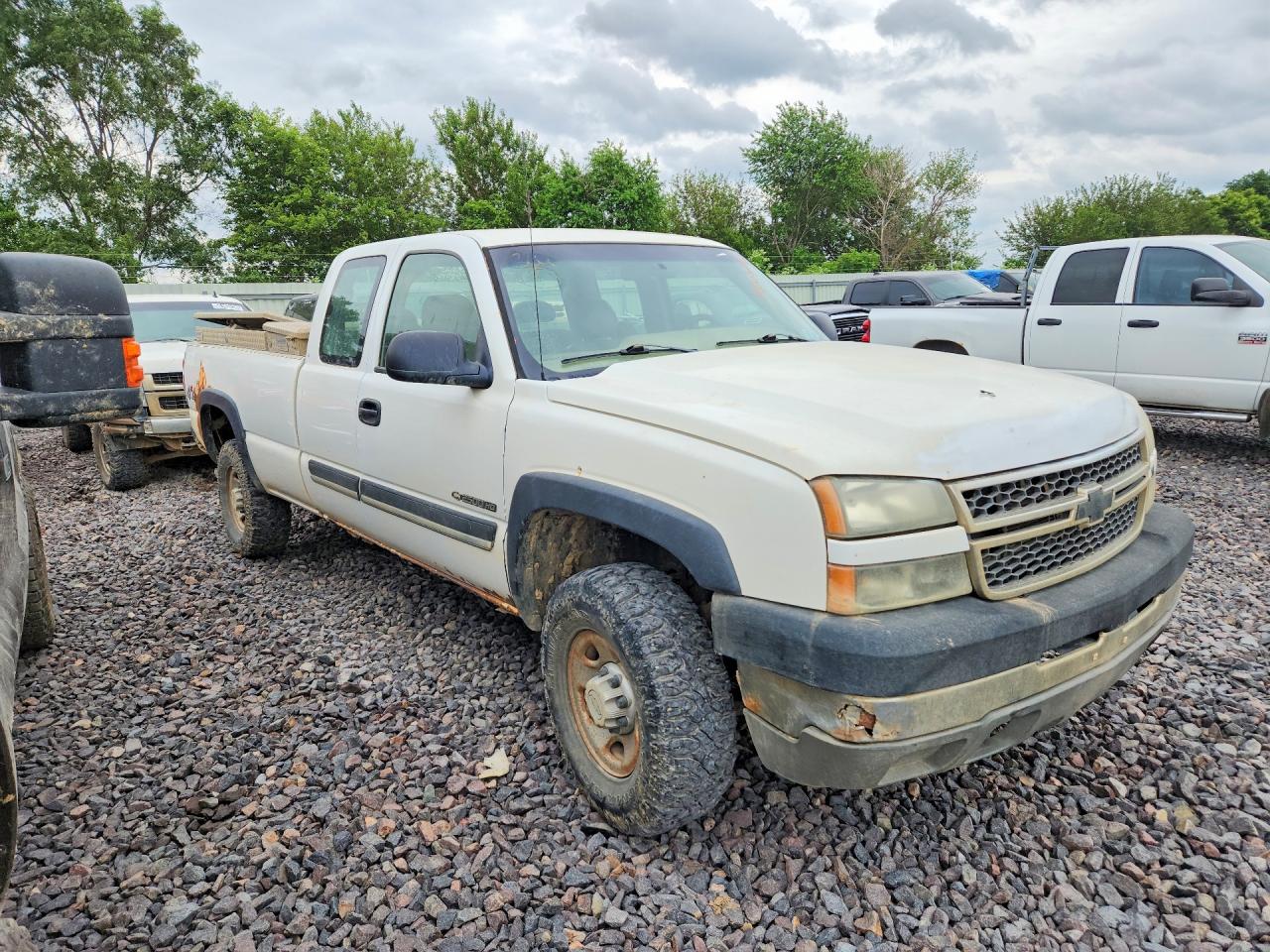 2005 Chevrolet Silverado K2500 Heavy Duty White vin: 1GCHK29U55E212692