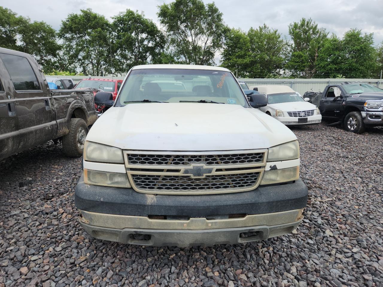 2005 Chevrolet Silverado K2500 Heavy Duty White vin: 1GCHK29U55E212692 Damage: Hood, Multiple Dents/Paint Damage, 2