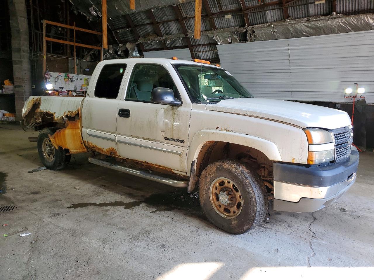 2005 Chevrolet Silverado K2500 Heavy Duty White vin: 1GCHK29U75E313362
