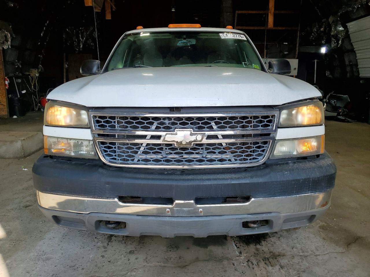 2005 Chevrolet Silverado K2500 Heavy Duty White vin: 1GCHK29U75E313362