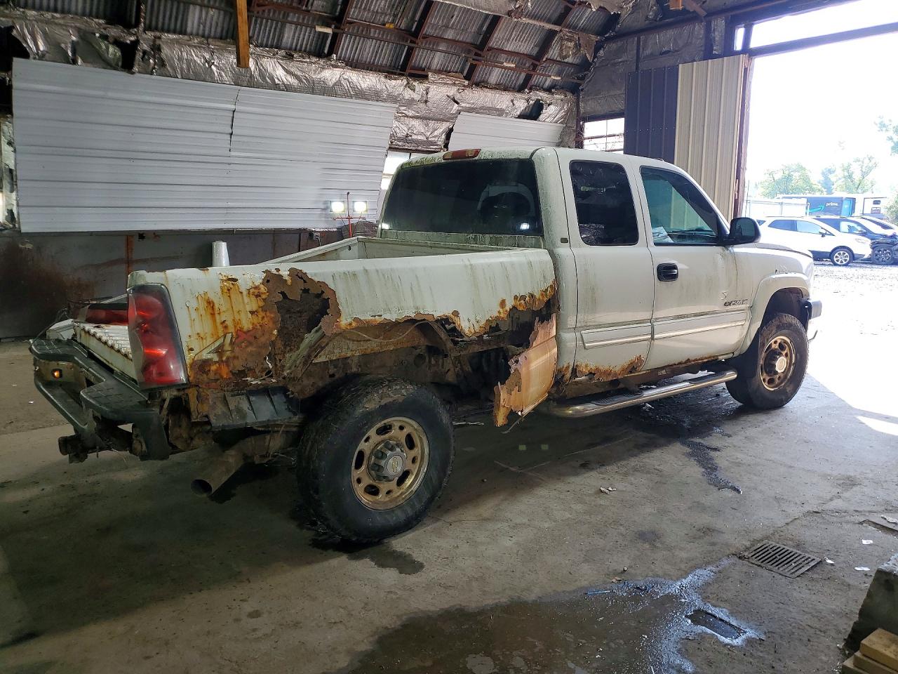 2005 Chevrolet Silverado K2500 Heavy Duty White vin: 1GCHK29U75E313362