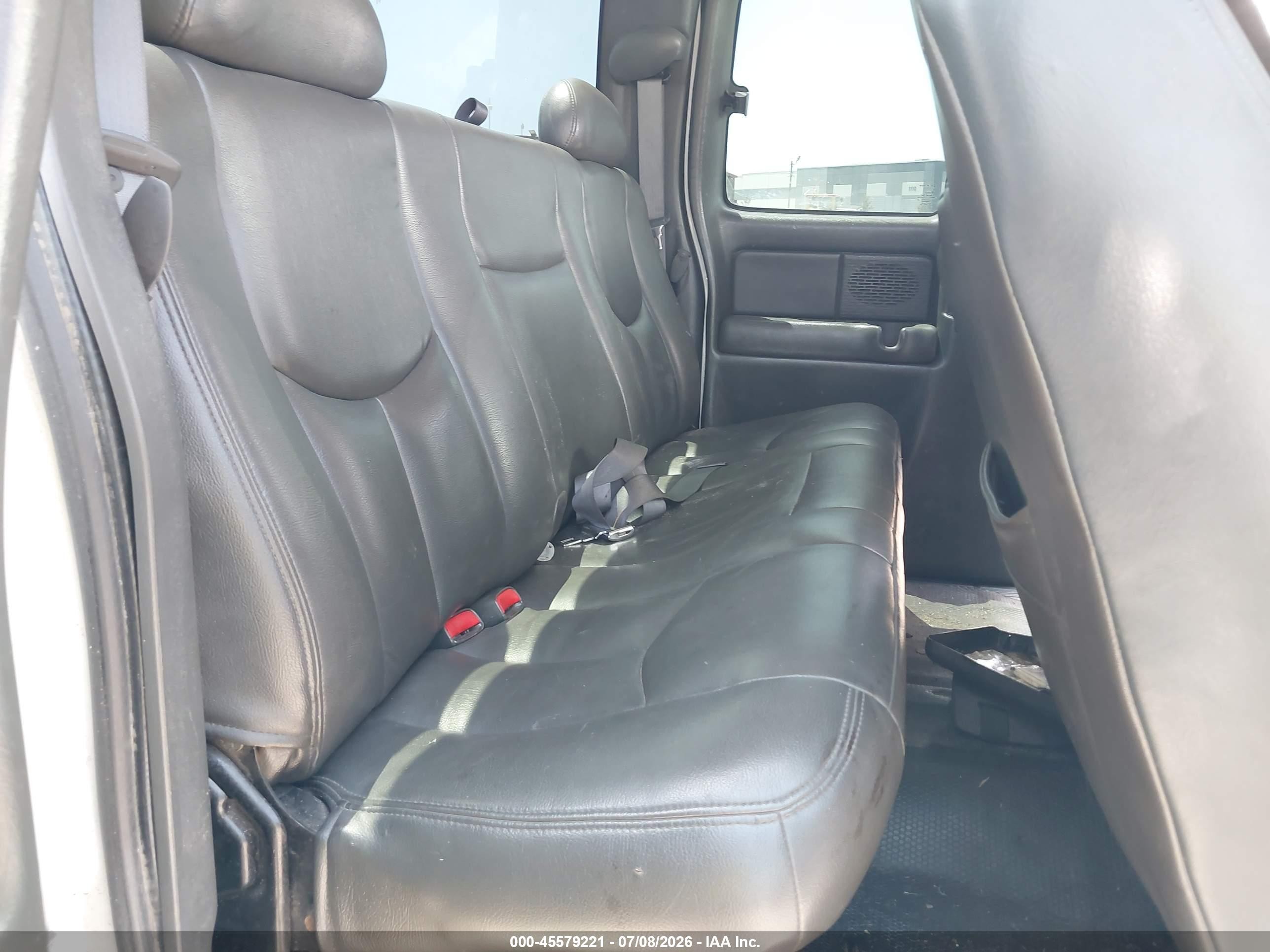 2003 Chevrolet Silverado 2500hd   White vin: 1GCHK29U83E349820