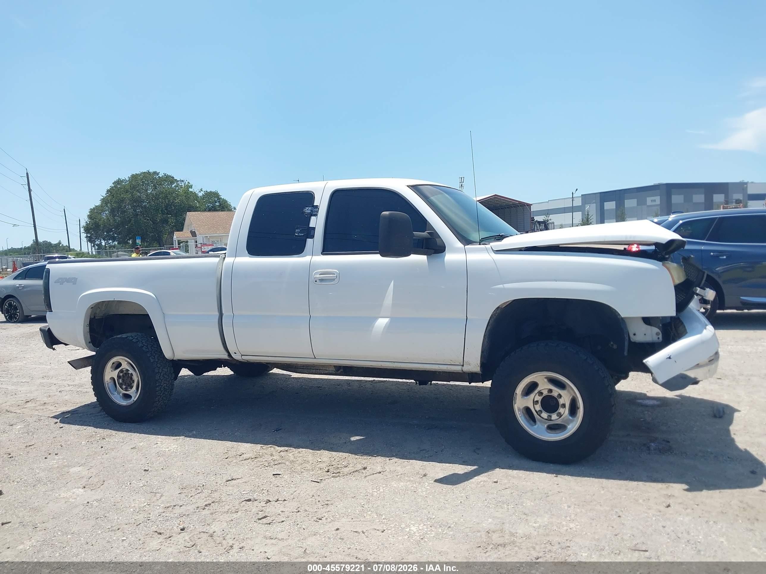 2003 Chevrolet Silverado 2500hd   White vin: 1GCHK29U83E349820