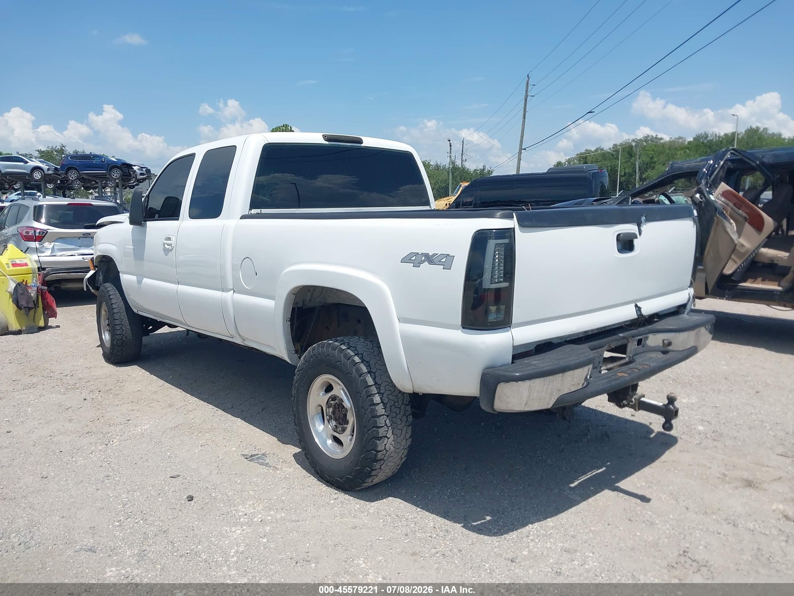 2003 Chevrolet Silverado 2500hd   White vin: 1GCHK29U83E349820