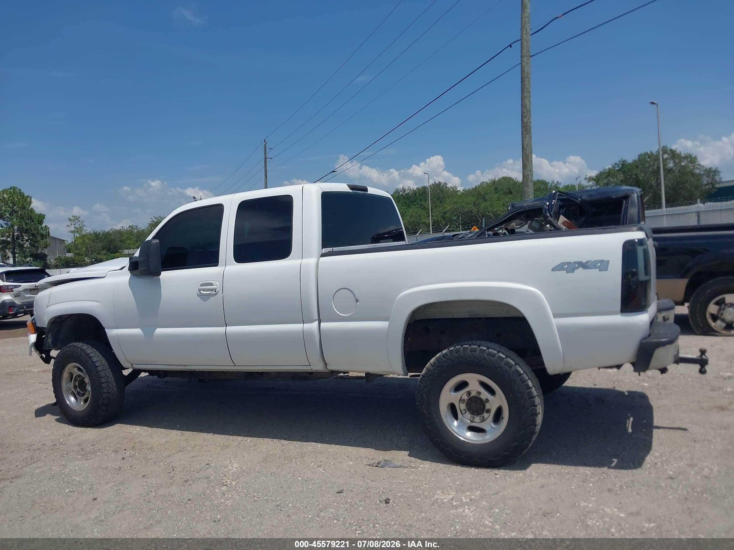 2003 Chevrolet Silverado 2500hd   White vin: 1GCHK29U83E349820