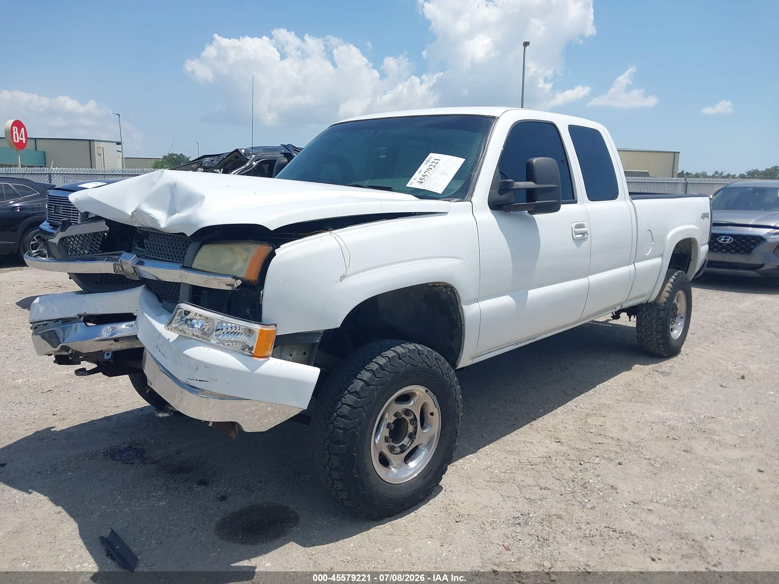 2003 Chevrolet Silverado 2500hd   White vin: 1GCHK29U83E349820
