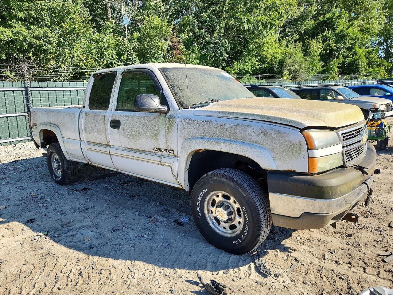 2005 Chevrolet Silverado K2500 Heavy Duty White vin: 1GCHK29UX5E156961