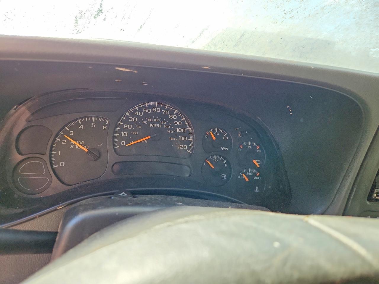 2005 Chevrolet Silverado K2500 Heavy Duty White vin: 1GCHK29UX5E156961