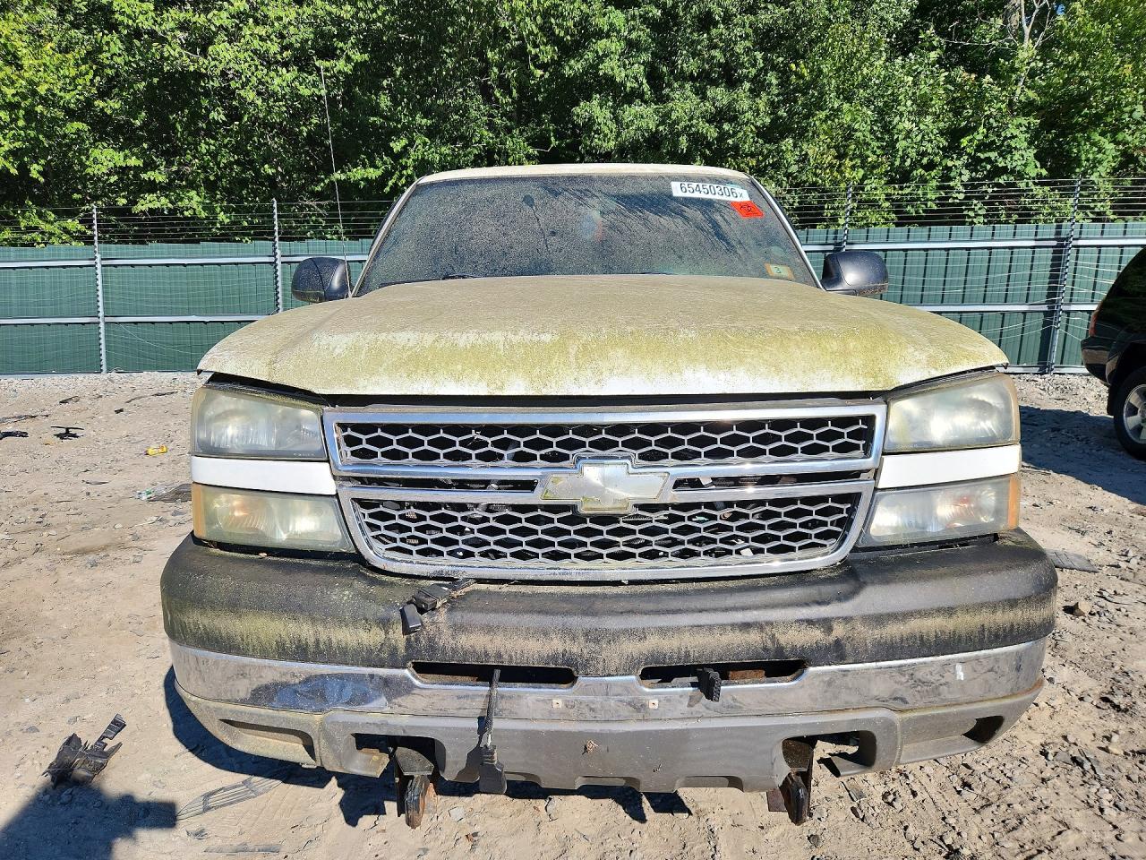 2005 Chevrolet Silverado K2500 Heavy Duty White vin: 1GCHK29UX5E156961