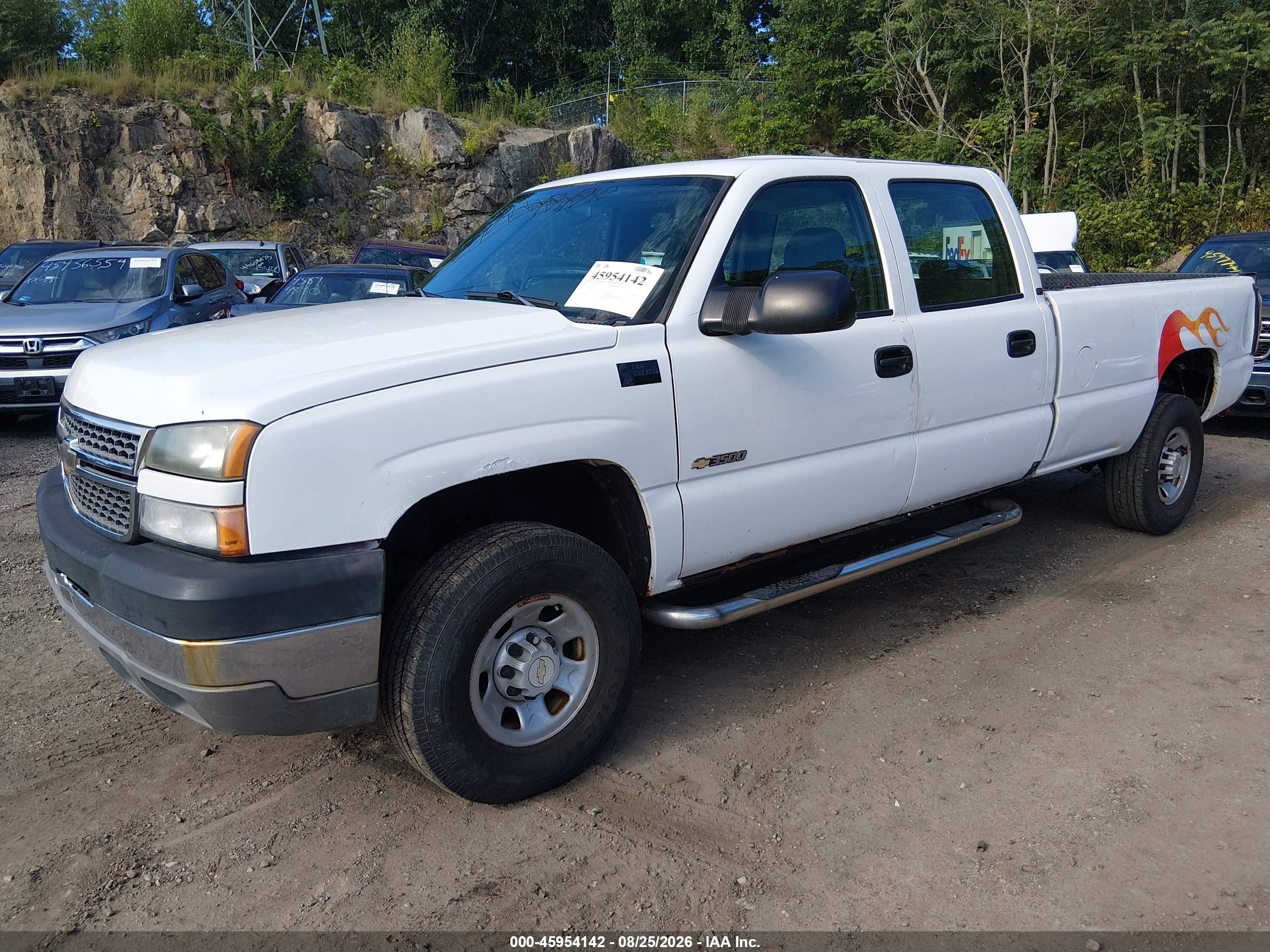 2005 Chevrolet Silverado 3500 Work Truck White vin: 1GCHK33U55F937525
