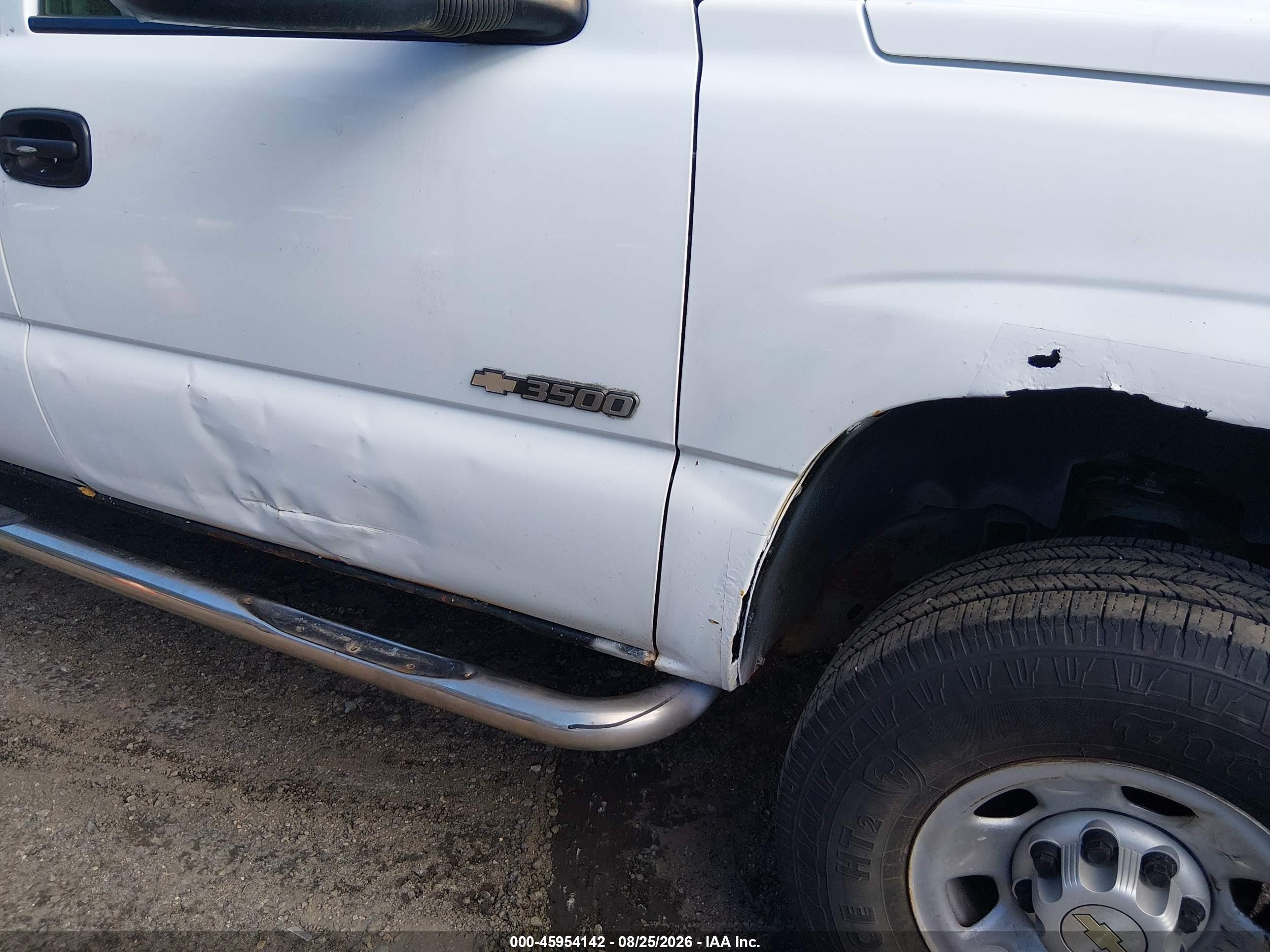 2005 Chevrolet Silverado 3500 Work Truck White vin: 1GCHK33U55F937525