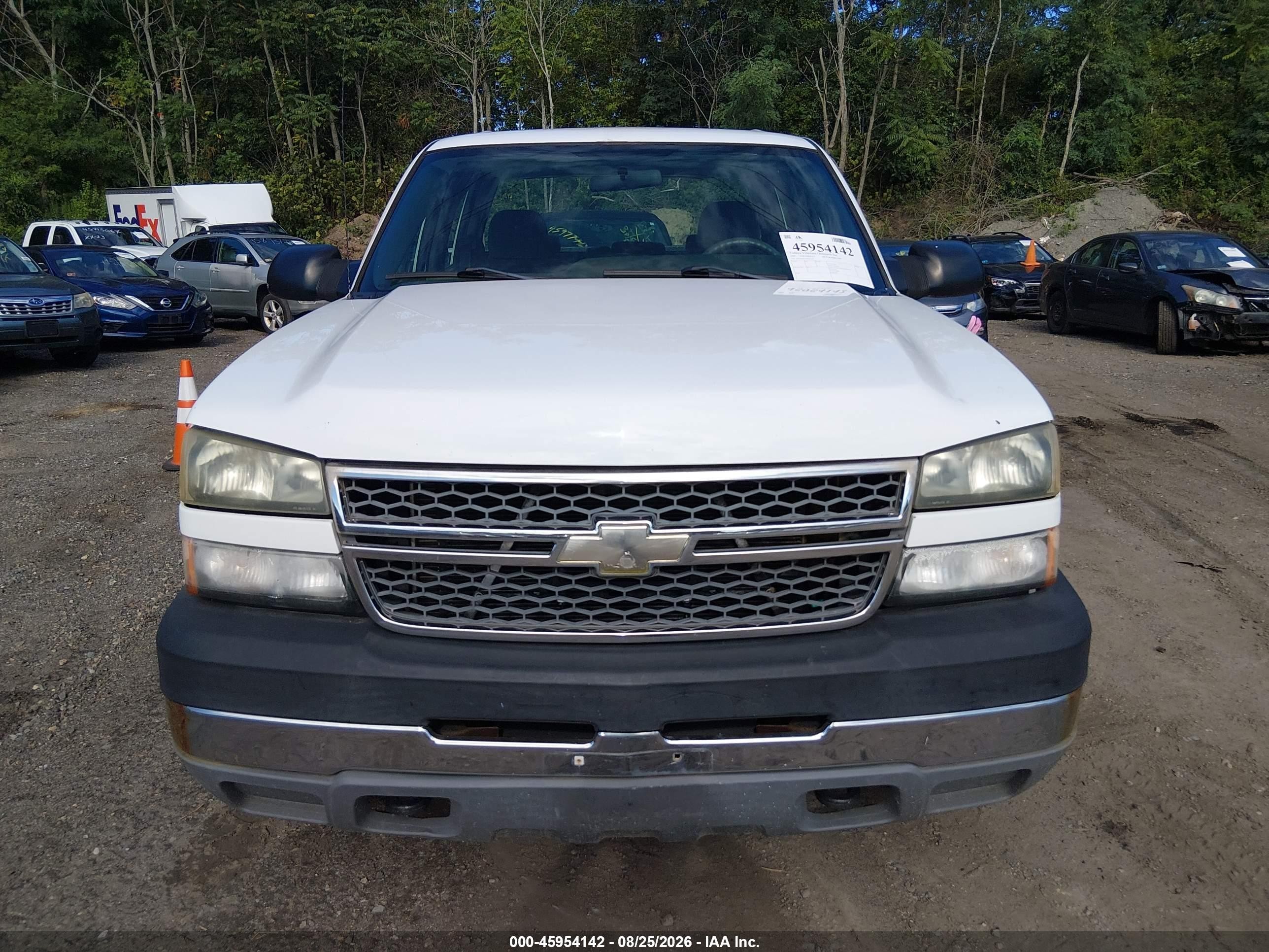 2005 Chevrolet Silverado 3500 Work Truck White vin: 1GCHK33U55F937525