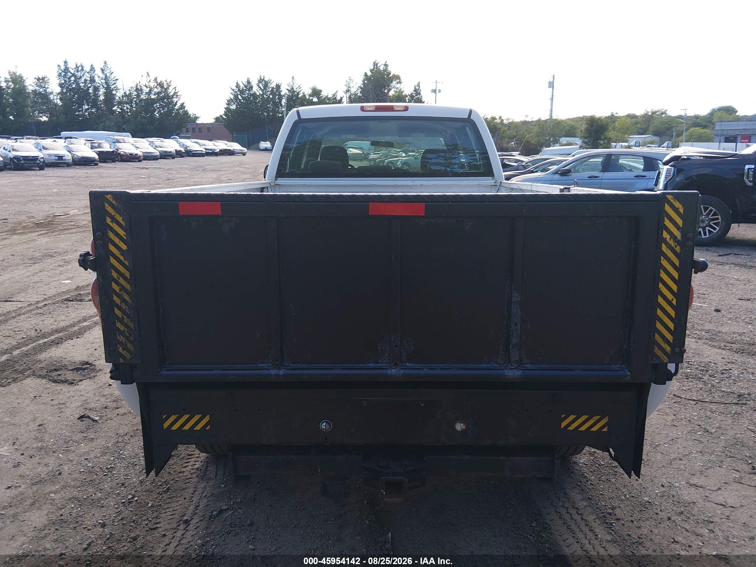 2005 Chevrolet Silverado 3500 Work Truck White vin: 1GCHK33U55F937525