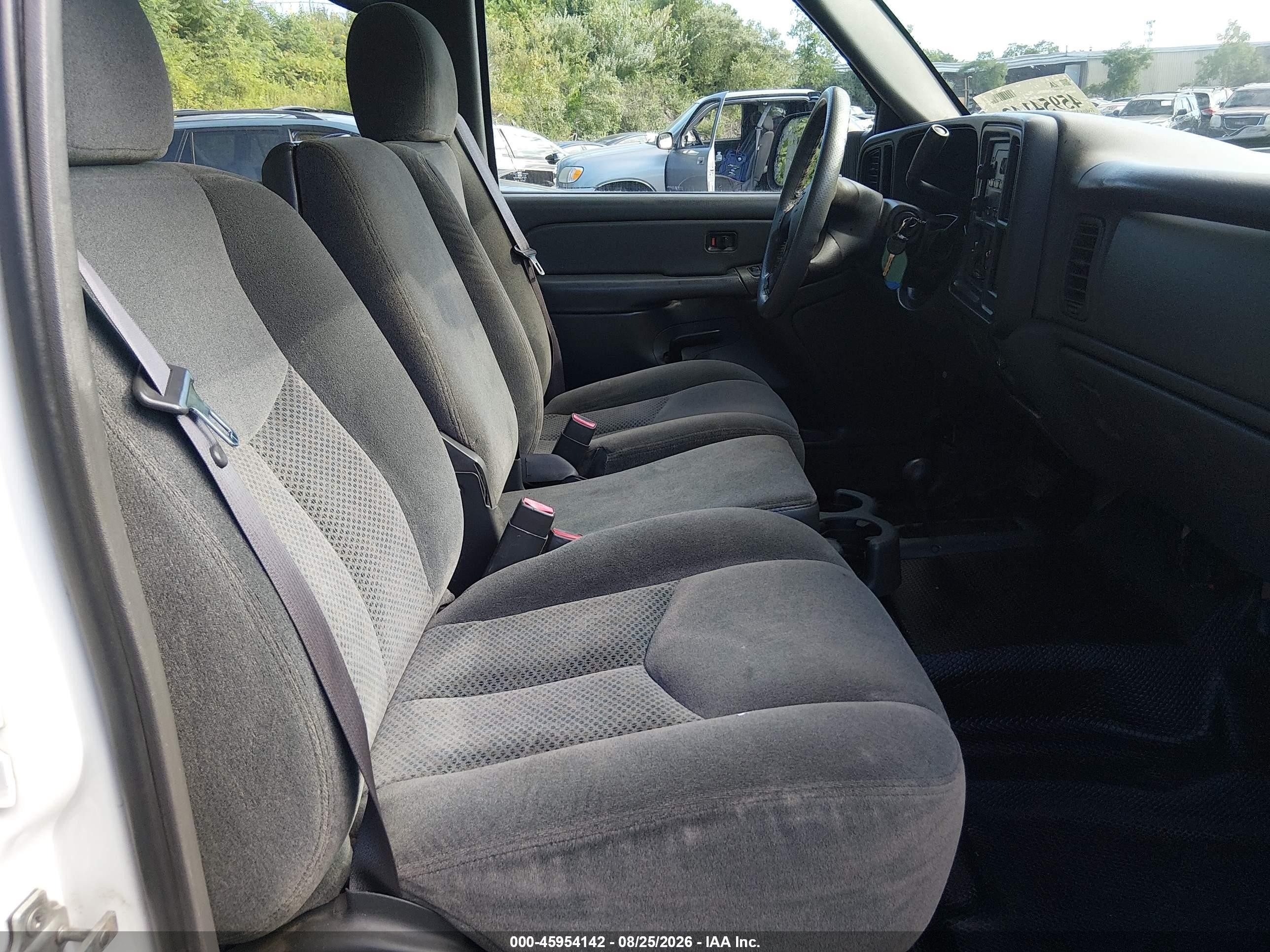 2005 Chevrolet Silverado 3500 Work Truck White vin: 1GCHK33U55F937525