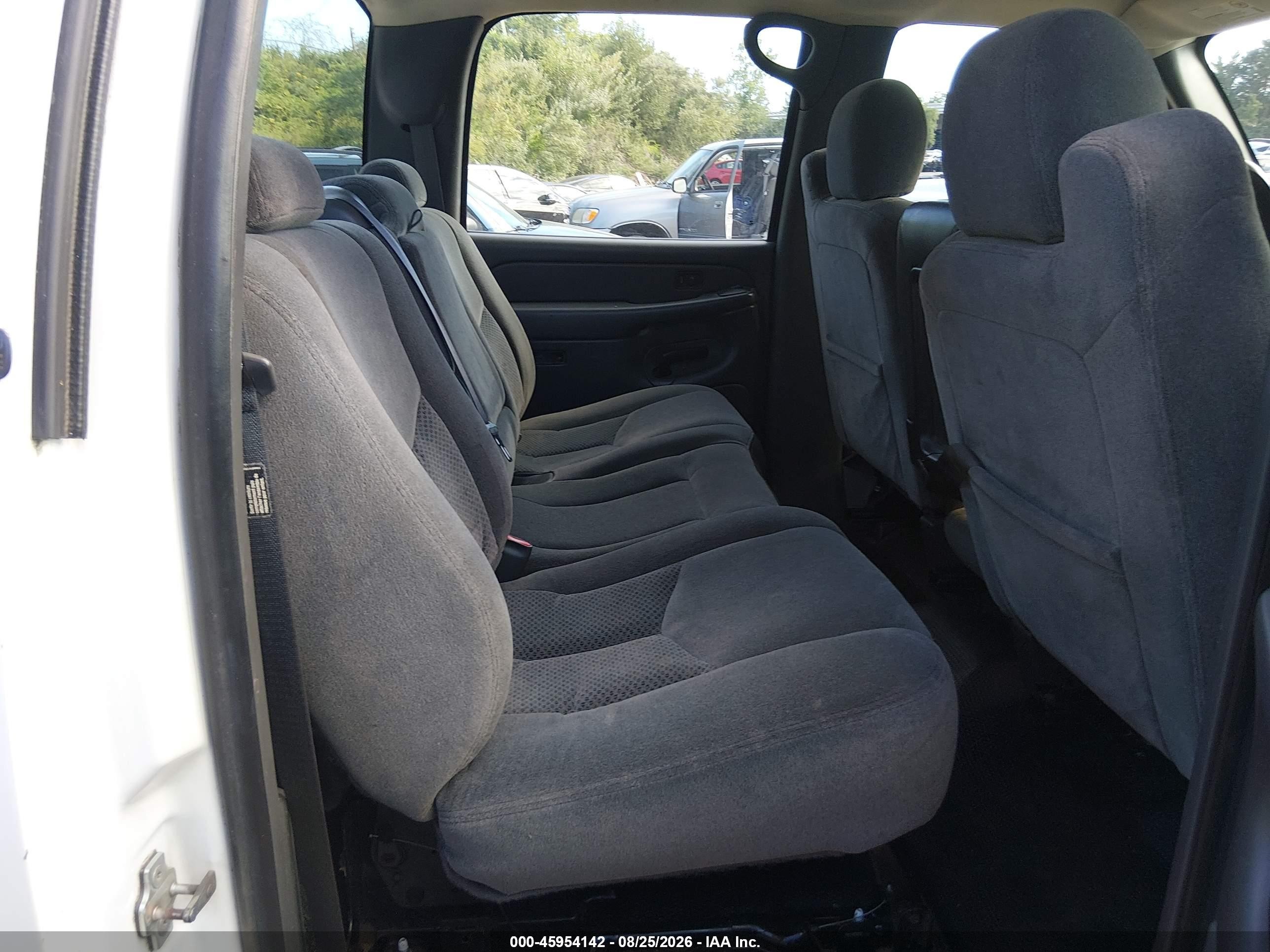 2005 Chevrolet Silverado 3500 Work Truck White vin: 1GCHK33U55F937525