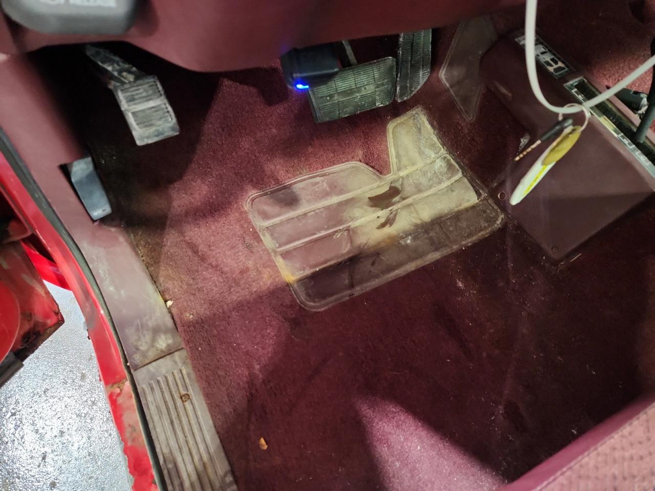 1998 Chevrolet Gmt-400 K3500 Red vin: 1GCHK34R8WZ263011 Damage: Left Front Carpet, Stained, Permanent