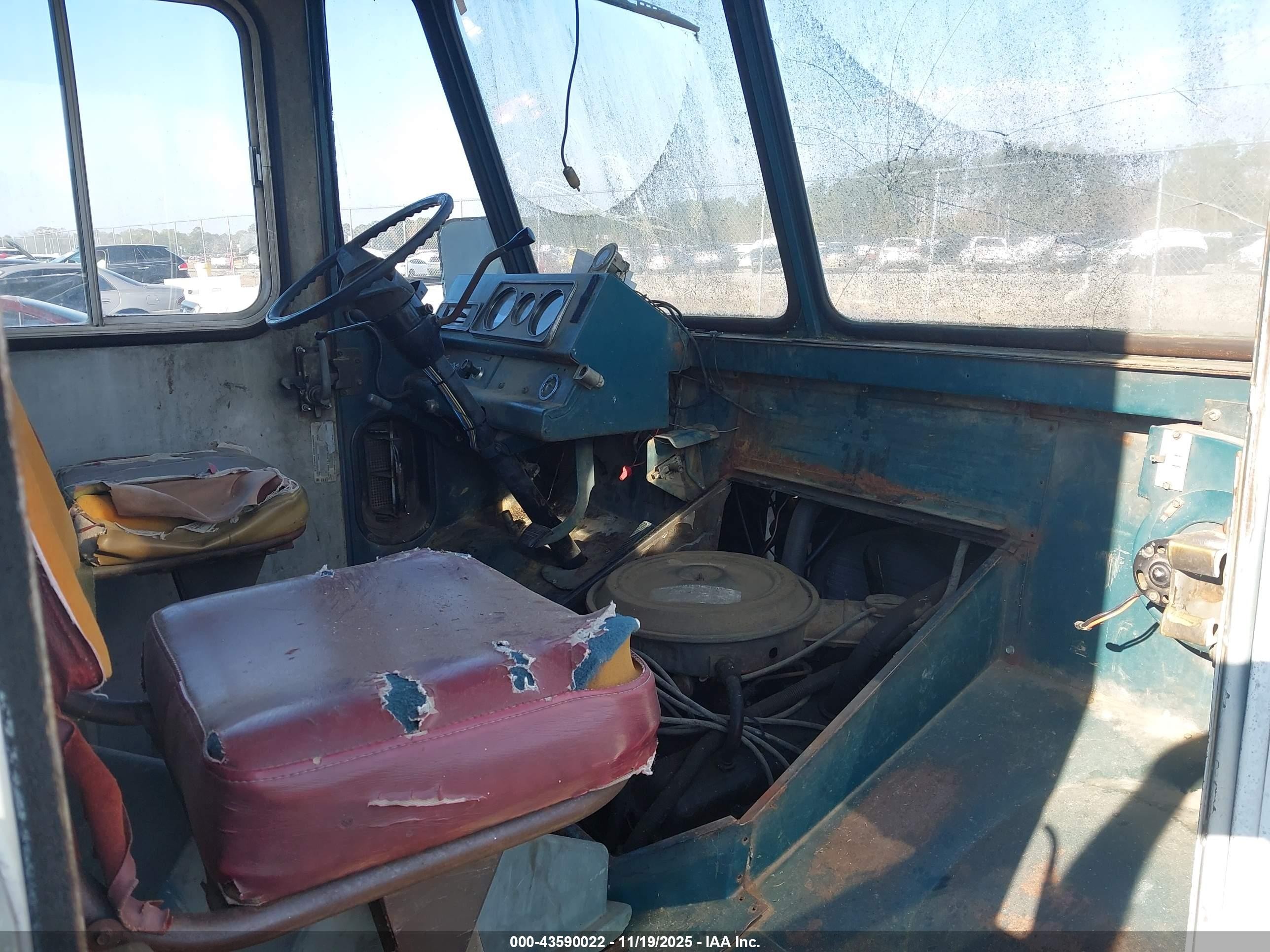 1983 Chevrolet P30   Белый vin: 1GCHP32M9D3324133