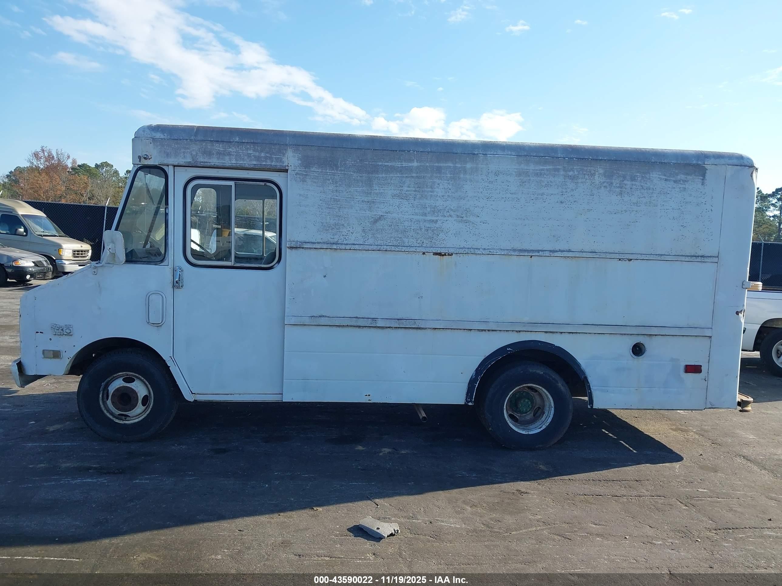 1983 Chevrolet P30   Белый vin: 1GCHP32M9D3324133