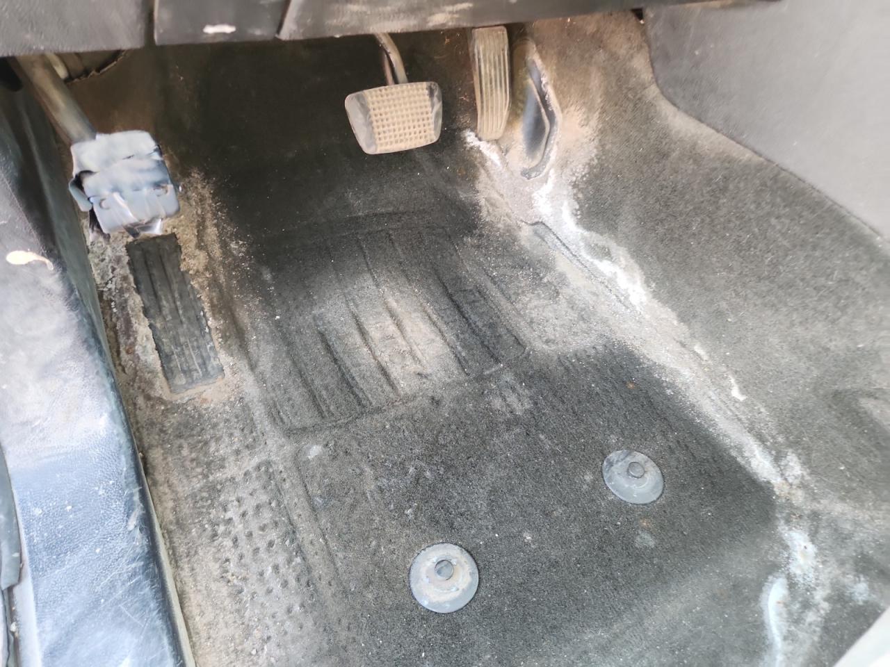 2015 Chevrolet Colorado Белый vin: 1GCHSAEA2F1217797 Damage: Left Front Carpet, Stained, Permanent