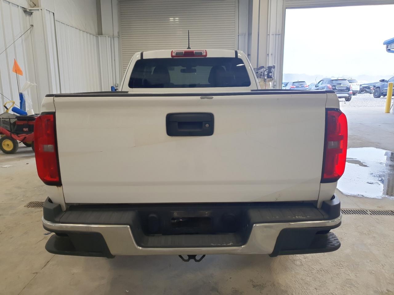 2015 Chevrolet Colorado Белый vin: 1GCHSAEA2F1217797 Damage: Rear Metal Bumper Chrome, Dent(S) W/No Paint Dmg, 1 To 2 Inches