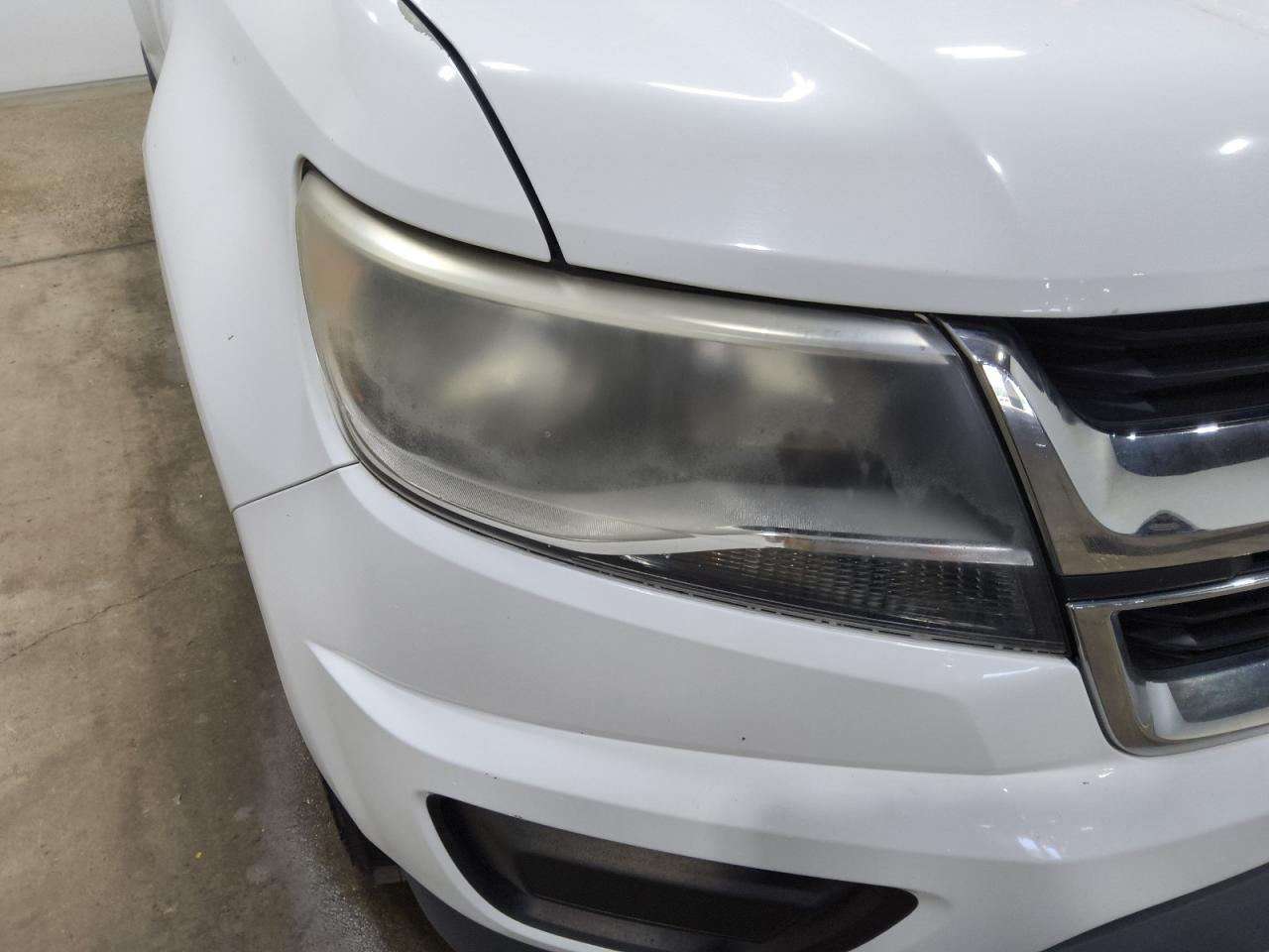 2015 Chevrolet Colorado White vin: 1GCHSAEA5F1186822 Damage: Right Head Lamp, Faded, Repair Required