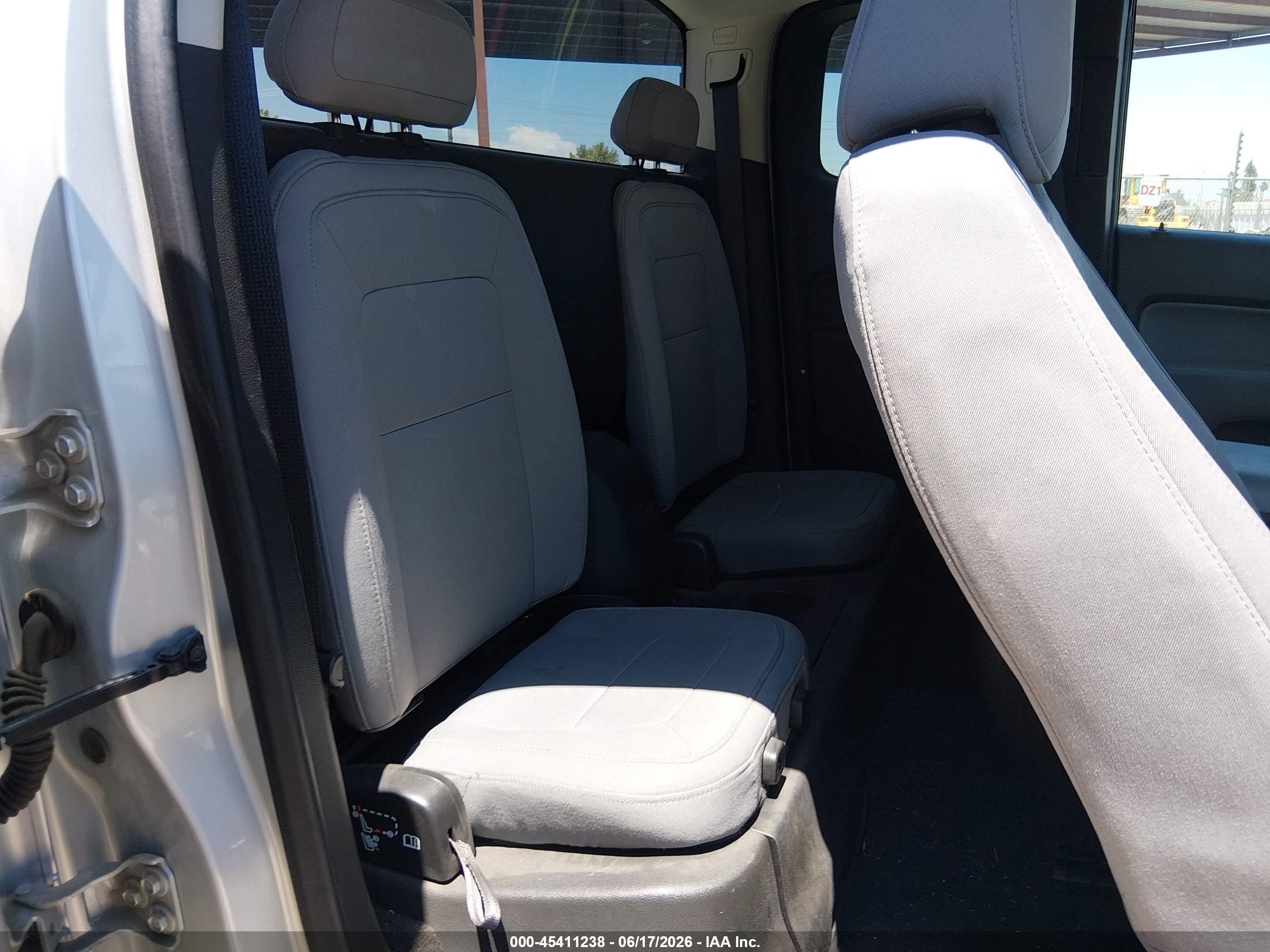 2015 Chevrolet Colorado 2wd Wt Silver vin: 1GCHSAEAXF1231737
