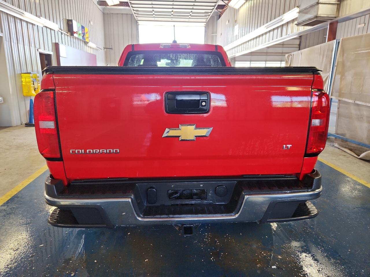 2015 Chevrolet Colorado Lt Red vin: 1GCHTBEA8F1190057 Damage: Tailgate, Dent(S) W/No Paint Dmg, 1/2 To 1 Inch