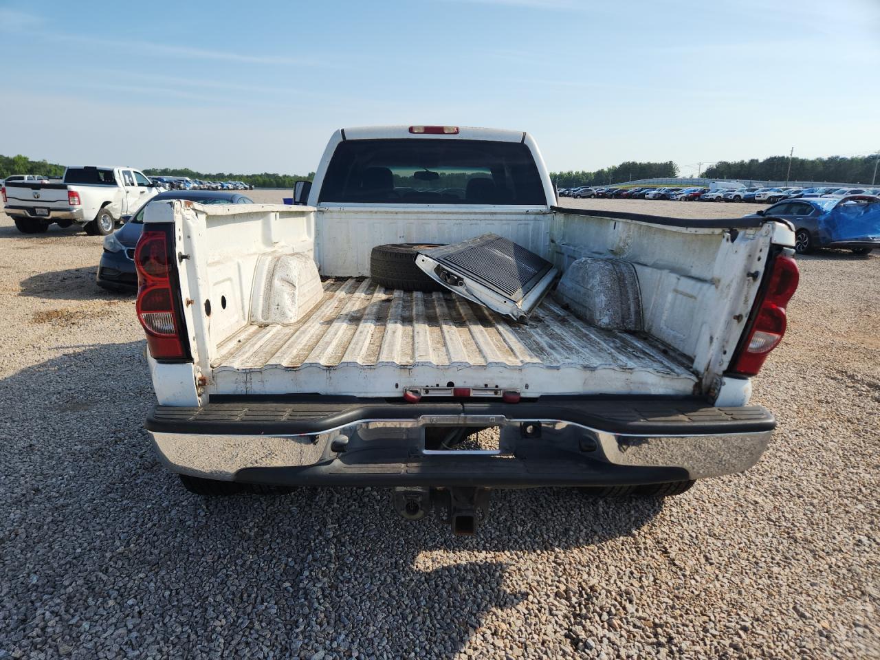 2004 Chevrolet Silverado C3500 White vin: 1GCJC33U34F184543