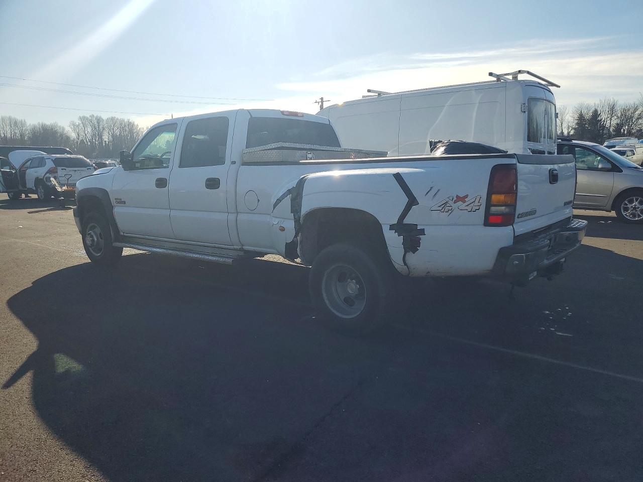 2002 Chevrolet Silverado K3500 White vin: 1GCJK331X2F167406