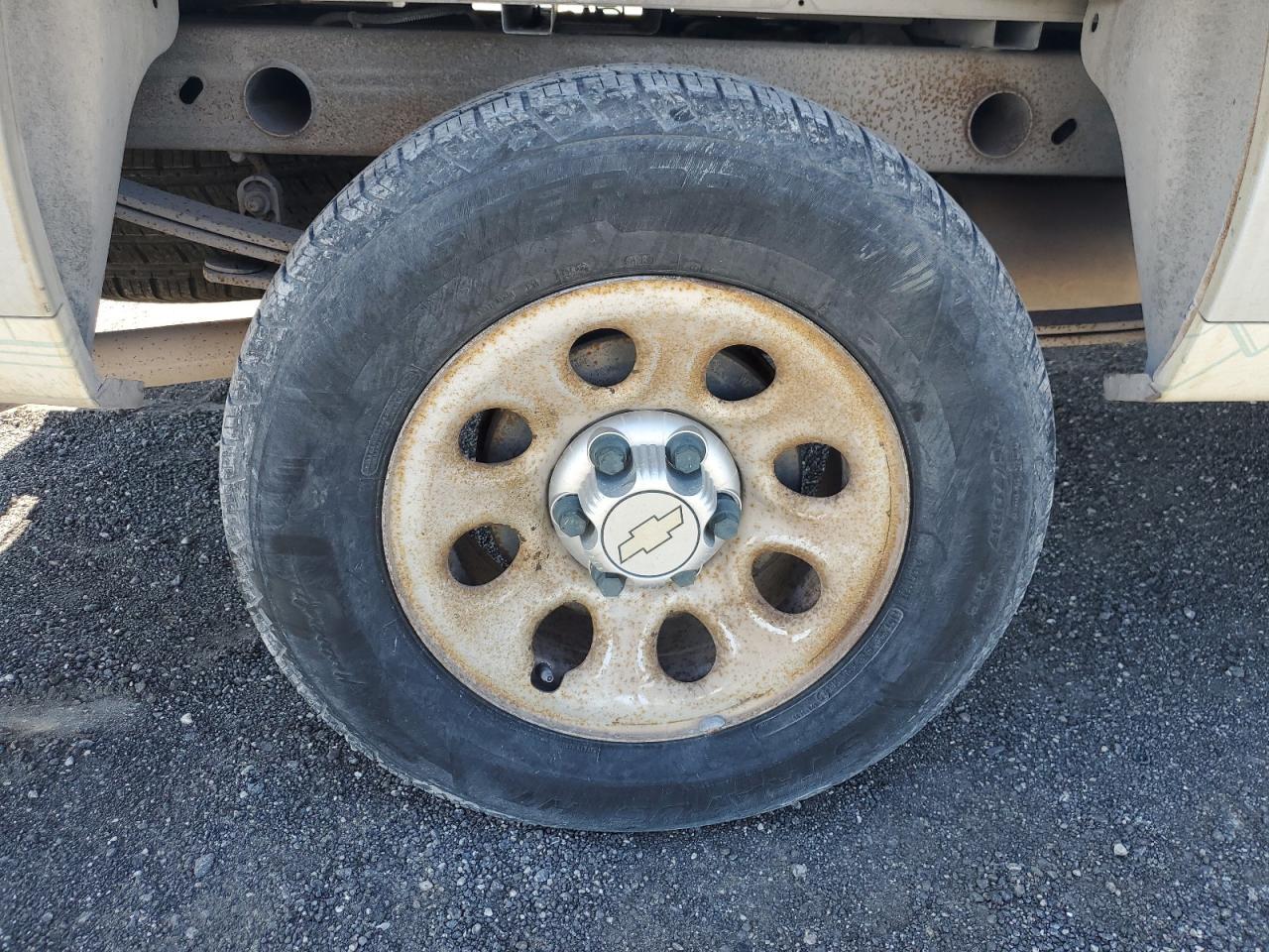 2011 Chevrolet Silverado C1500 White vin: 1GCNCPEX5BZ285322 Damage: Right Rear Wheel, Curb Rash, > 12 Inches