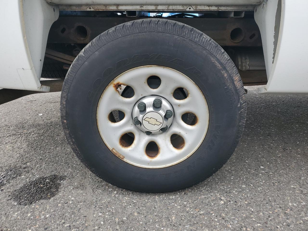 2012 Chevrolet Silverado K1500 White vin: 1GCNKPE02CZ114504 Damage: Right Rear Wheel, Rust, Repair Required