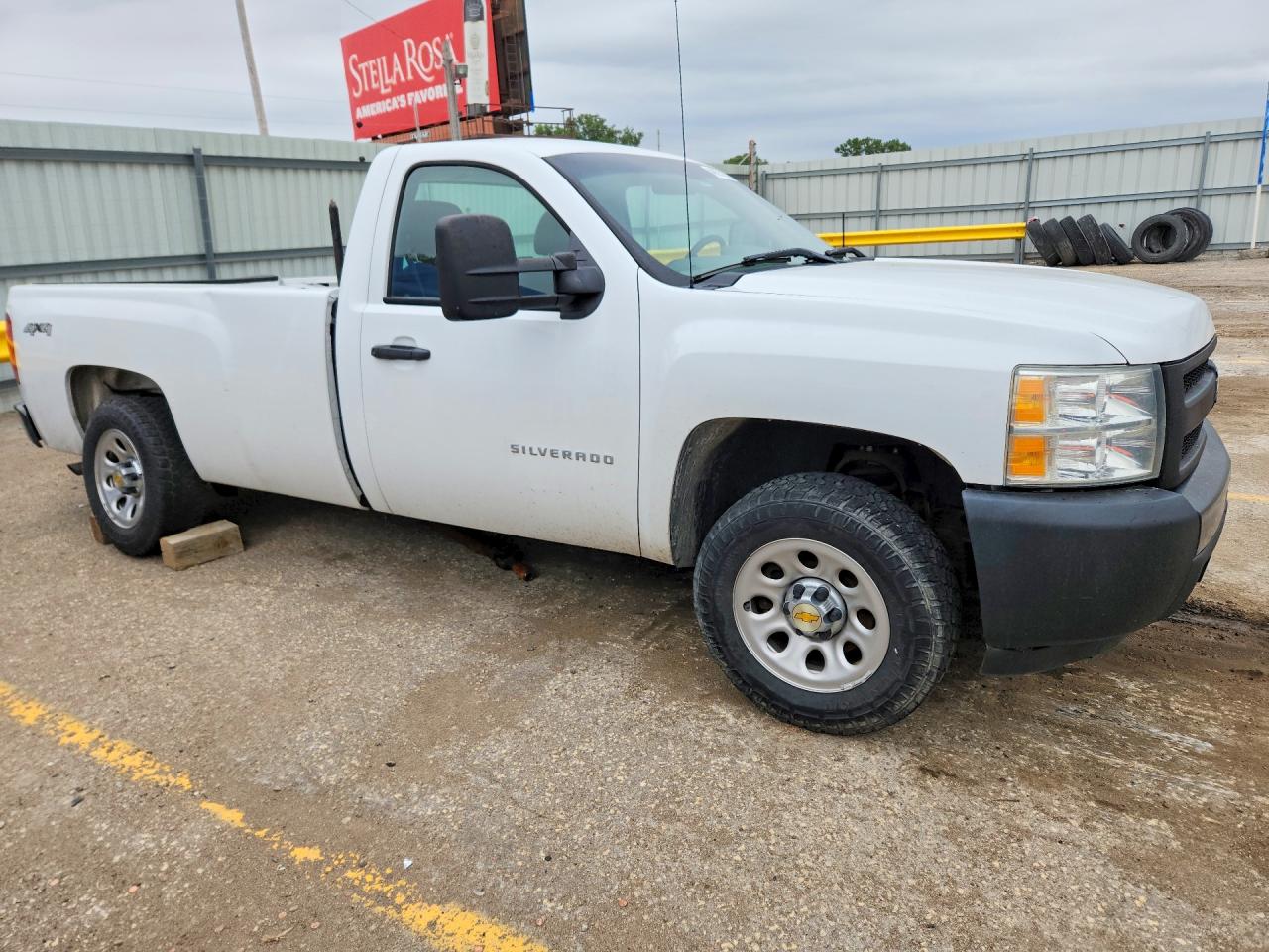 2011 Chevrolet Silverado K1500 White vin: 1GCNKPE05BZ314615