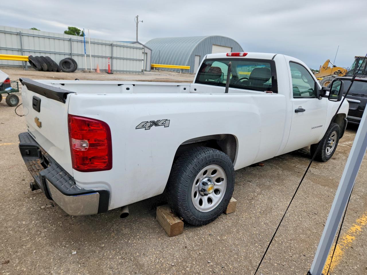 2011 Chevrolet Silverado K1500 White vin: 1GCNKPE05BZ314615