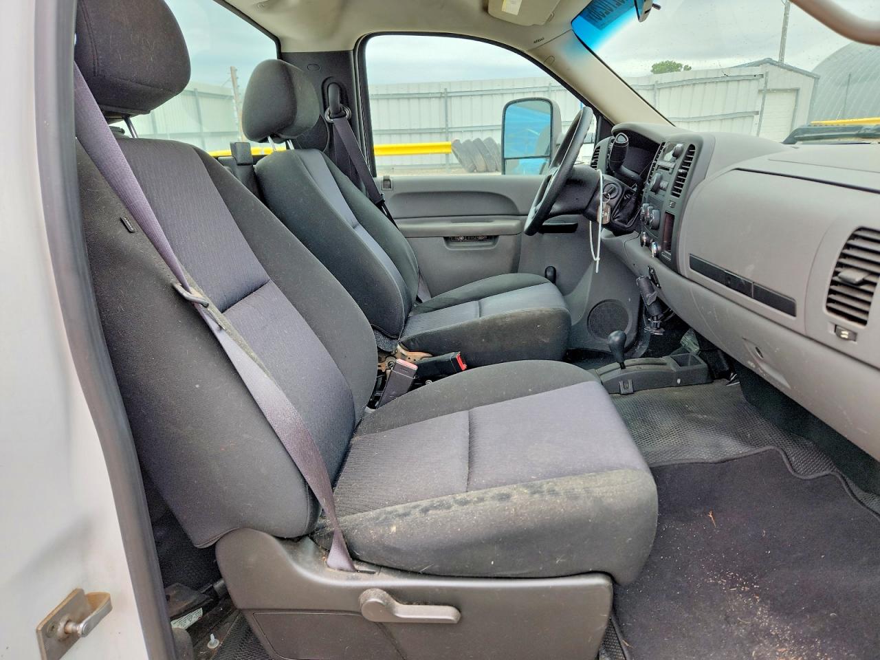2011 Chevrolet Silverado K1500 White vin: 1GCNKPE05BZ314615