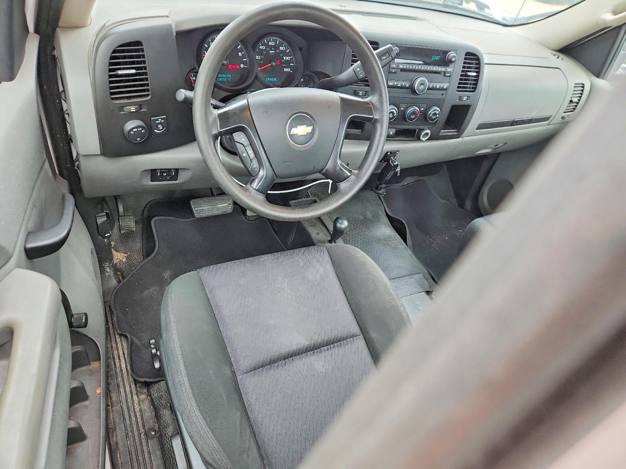 2011 Chevrolet Silverado K1500 White vin: 1GCNKPE05BZ314615