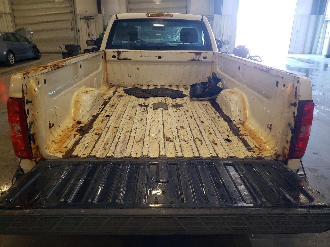 2011 Chevrolet Silverado K1500 White vin: 1GCNKPEA6BZ133225
