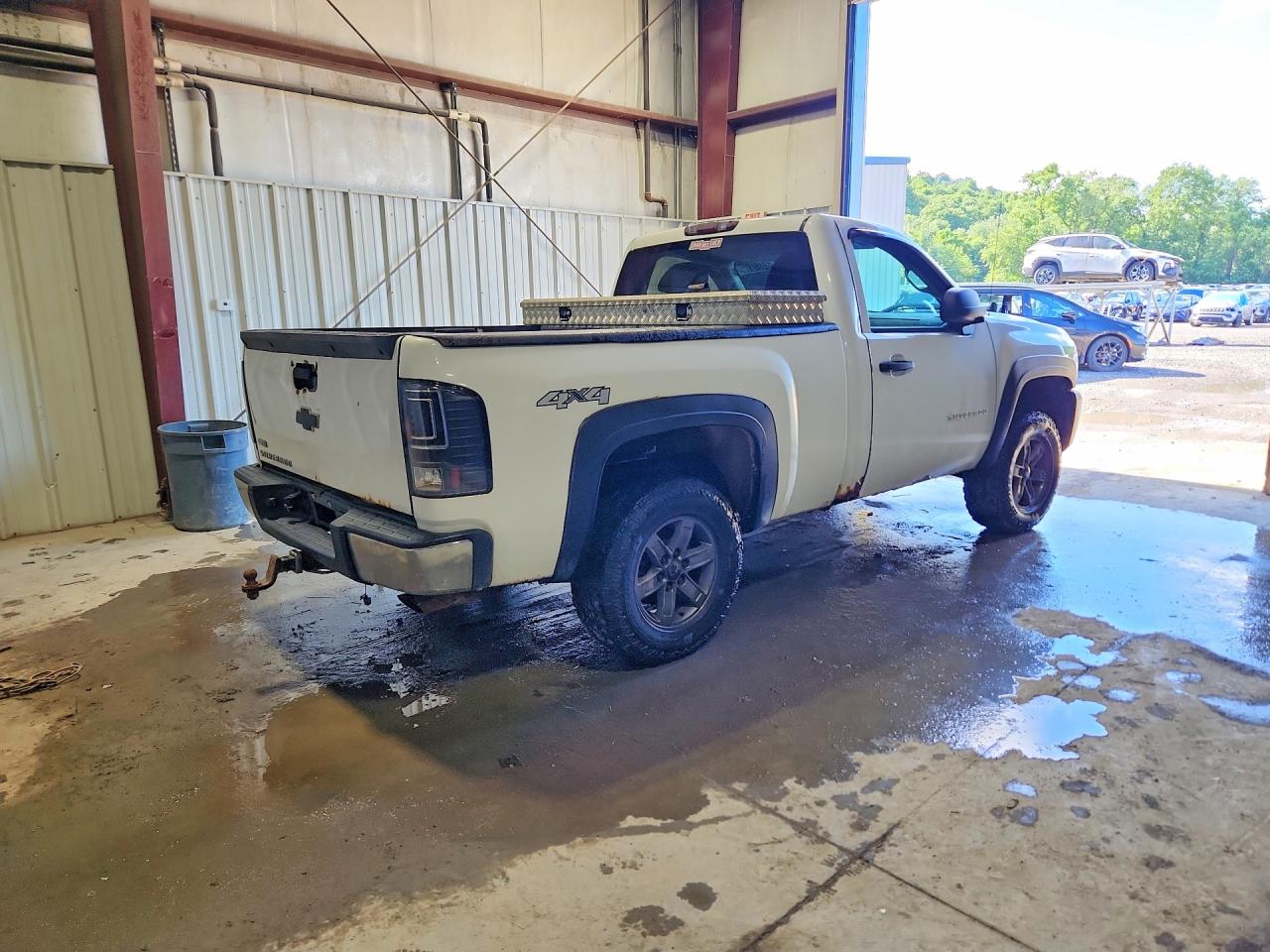 2011 Chevrolet Silverado K1500 White vin: 1GCNKPEA8BZ260929