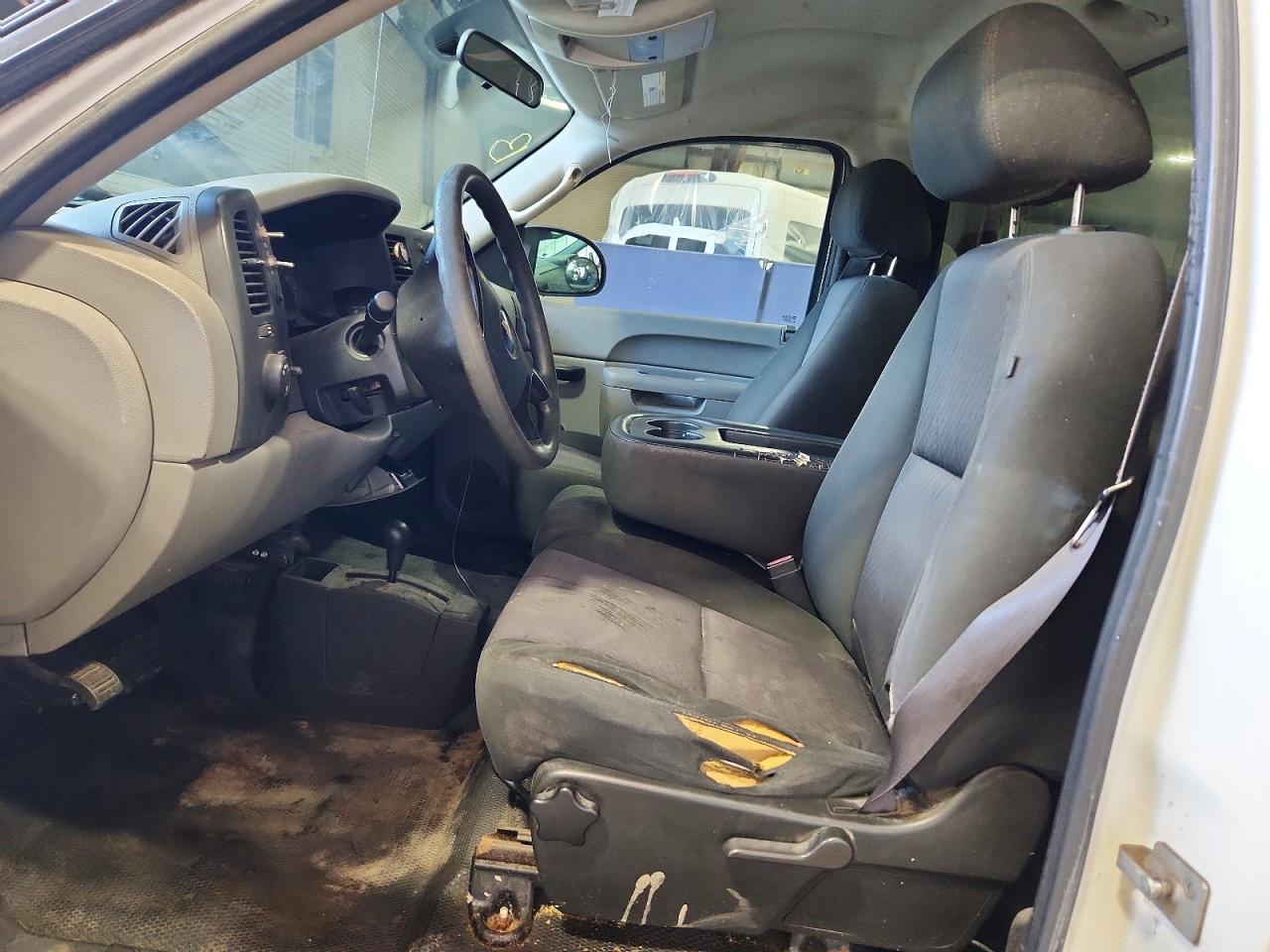 2011 Chevrolet Silverado K1500 White vin: 1GCNKPEA8BZ260929